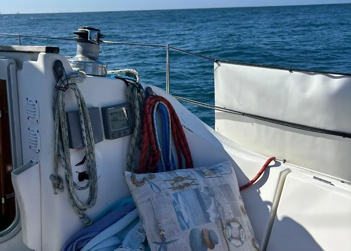 Botel Barco A Vela Em - West Sailing
