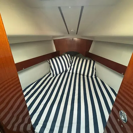 Barco A Vela Em - West Sailing Hotel na wodzie *