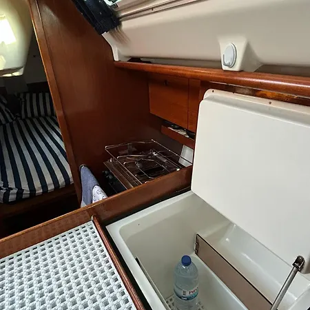 Botel Barco A Vela Em - West Sailing